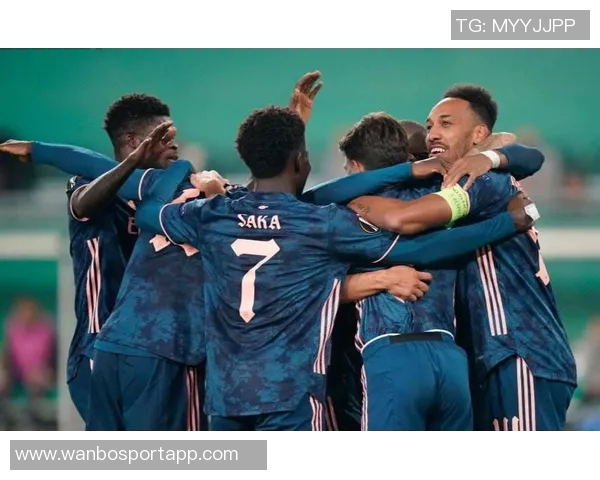 维尼修斯在阿森纳基地训练期间与枪手青训小将亲密合影留念 维尼修斯在阿森纳基地训练期间与枪手青训小将亲密合影留念