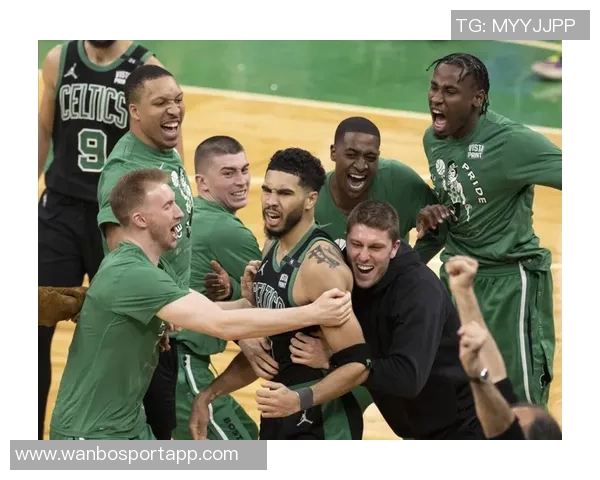 斯玛特称赞文班如同小孩般站在他身边期待他未来更大成就